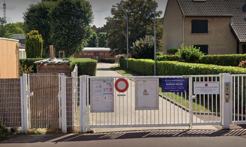 vue de l'entrée de l'école Méliès avec un portail fermé 