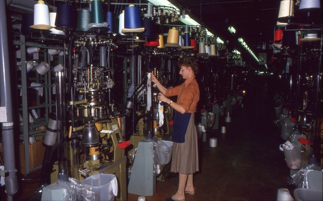Photographie d'une ouvrière en novembre 1988 confectionnant des bas dans l'usine demazieres Drino 