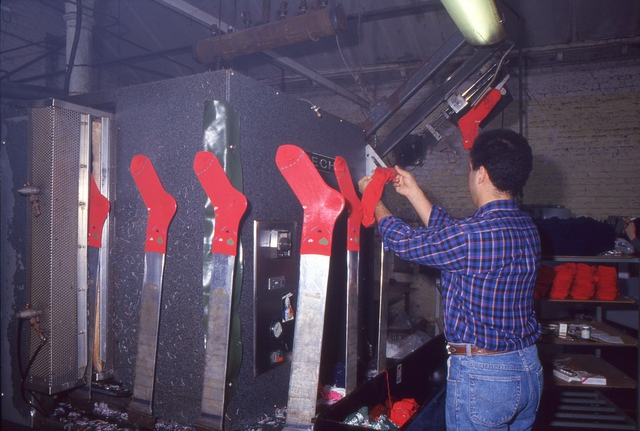 Photographie d'un ouvrier en novembre 1988 confectionnant des chaussettes  dans l'usine demazieres Drino 