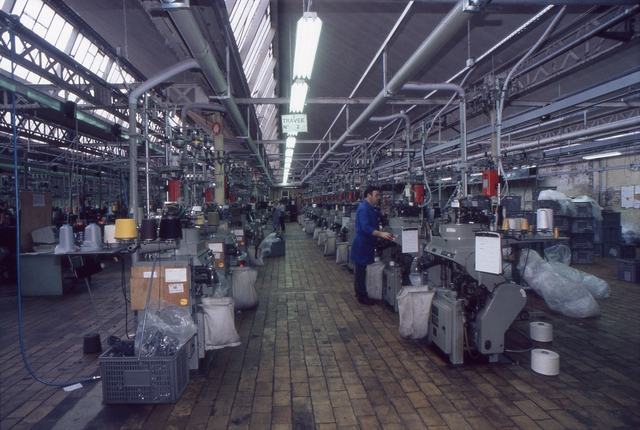 Photographie d'un ouvrier en novembre 1988 devant des machines dans l'usine demazieres Drino 