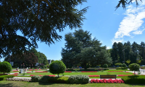 On aperçoit le parvis de l'hôtel de ville en fleurs  avec une météo clémente. 