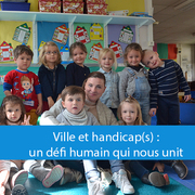 Groupe de 9 enfants avec un instituteur