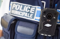 Un gros plan d'un camera embarquée posé sur un uniforme de police municipale