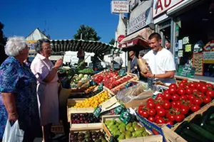 Photo d'une étale de légumes de marché