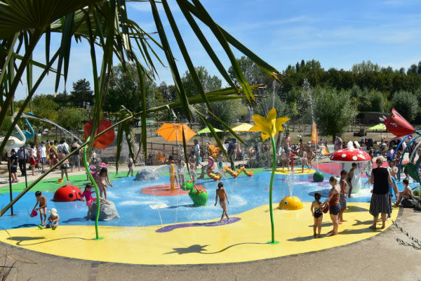 aire de jeux nautiques, des enfants jouent sous les jets d'eau