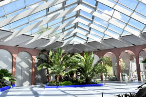 Le Minorelle un espace d'expositions et de détente avec un jardin exotique sous un toit en pyramide de verre 