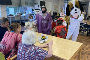 Des personnes âgées regardent un spectacle donné par des enfants dans un foyer d'aînés