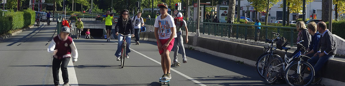 Des personnes emprunte le grand boulevard en skateboard, à vélo