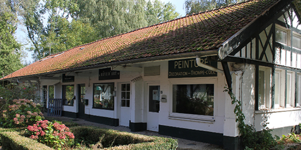 Un bâtiment de l'ancienne ferme transformé en boutiques d'artisans