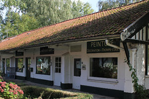 Un bâtiment de l'ancienne ferme transformé en boutiques d'artisans