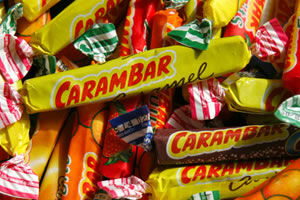 Des carambars sotn les uns au dessus des autres il y en a des jeunes, des rouges, des oranges...