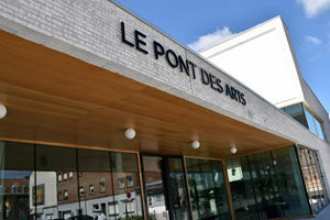 Partie de la façade du Pont des arts, en briques blanches et de grandes baies vitrées