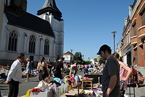 Photo d'une étale de braderie devant l'église saint Vincent