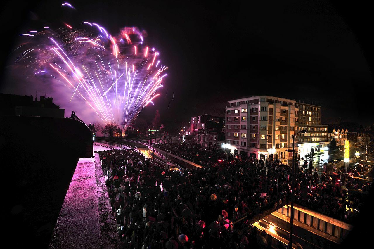 nuit de la fête du centenaire du grand boulevard avec au loin un feu d'artifice