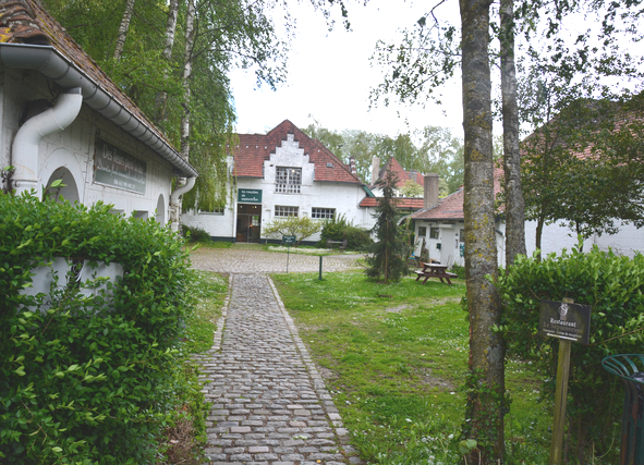 Entrée du village des artisans d'art du septentrion avec un chemin en pavé