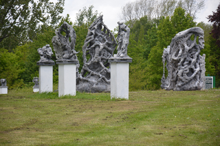 Cinq sculptures en pierre de Herzi (« Les Tolmen ») et d’Eugène Dodeigne (« L’humanité en marche ») se dressent majestueusement au sein du parc 